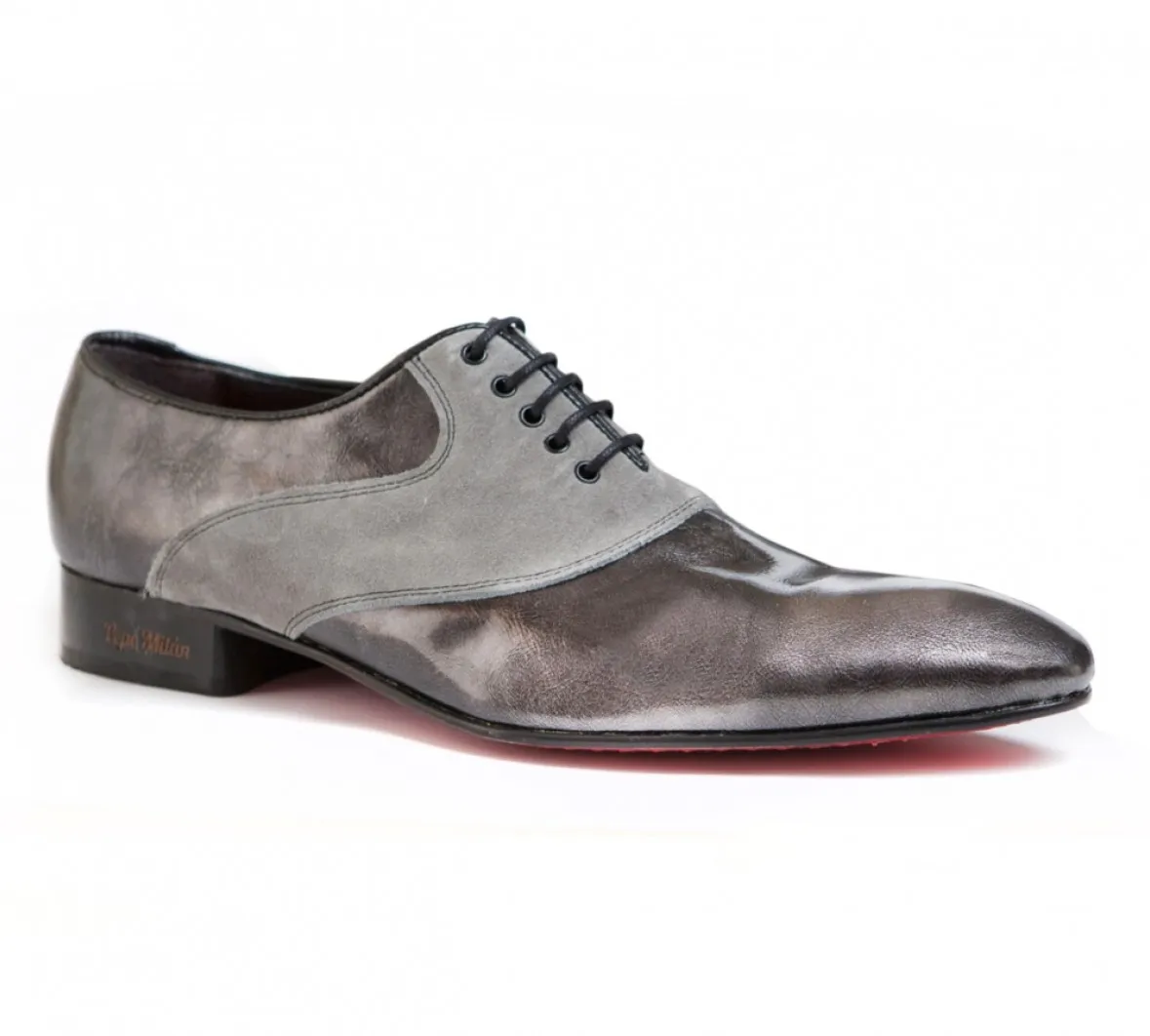 Zapato gris elegante en piel
