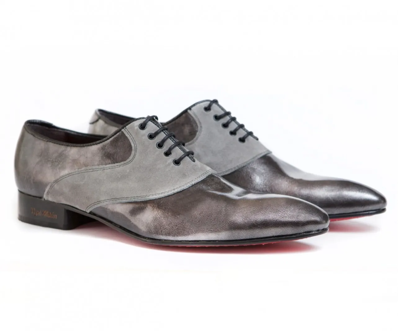 Zapato gris elegante en piel
