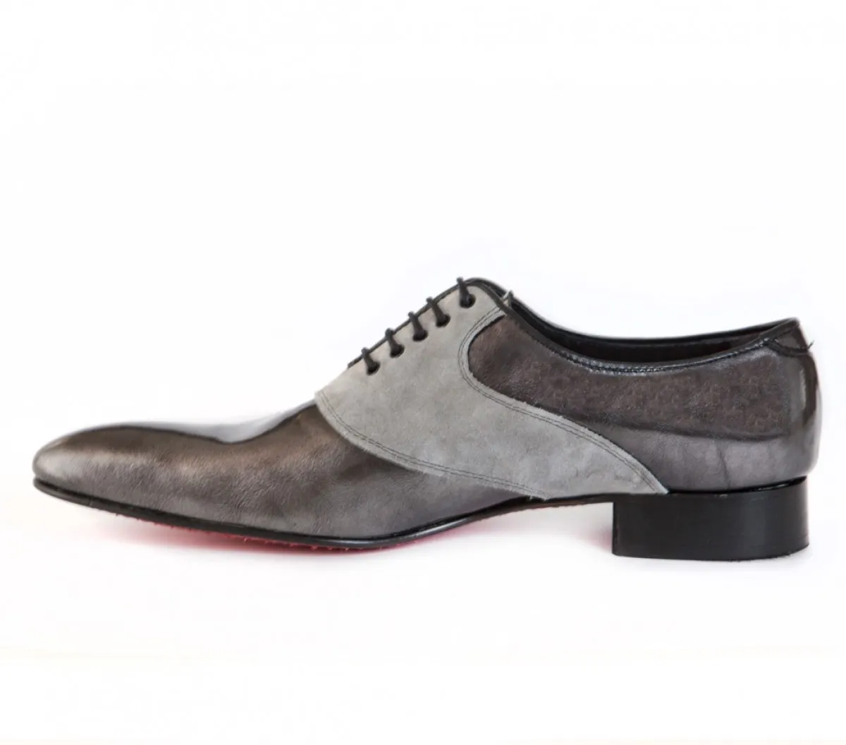 Zapato gris elegante en piel
