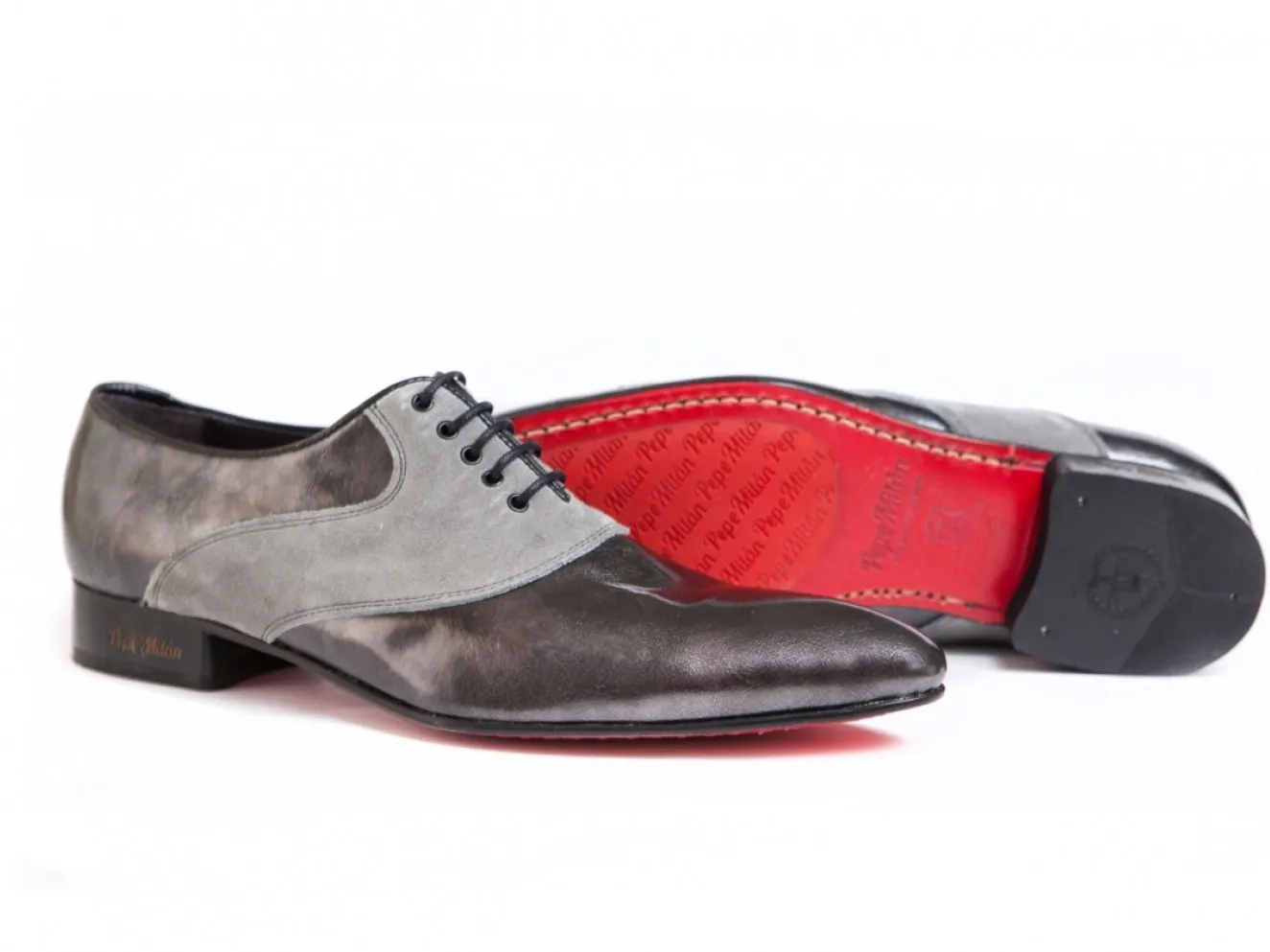 Zapato gris elegante en piel

