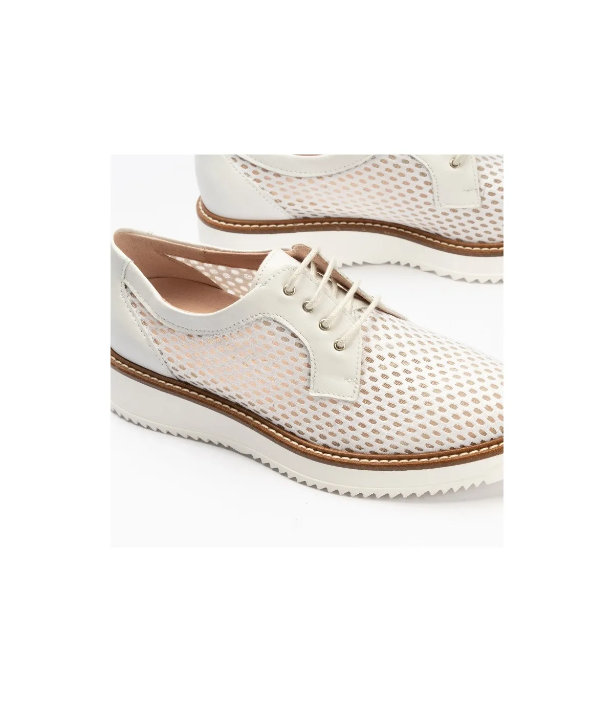 Zapatos de cordones con el corte calado