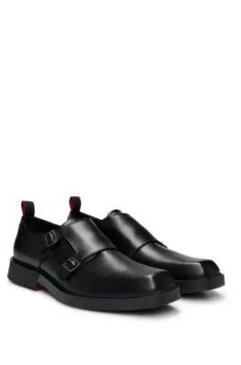 Zapatos de piel con hebilla doble y suela característica