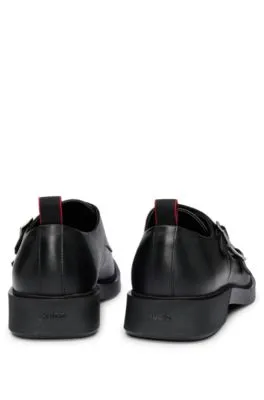 Zapatos de piel con hebilla doble y suela característica